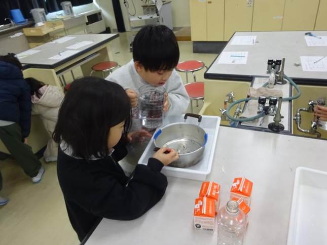 病室にいる子供

AI 生成コンテンツは誤りを含む可能性があります。