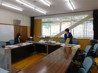 課題のプリントを一人分ずつ取り分けます