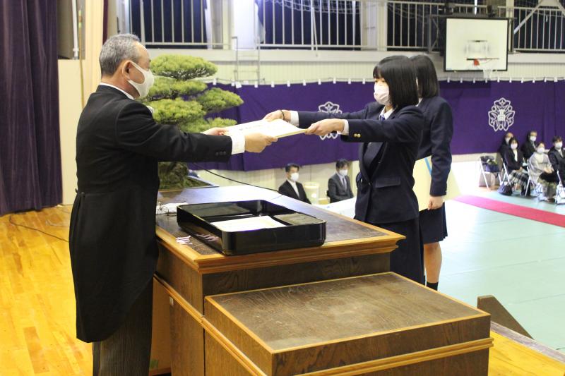 卒業証書を受け取る卒業生