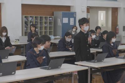 質問している様子