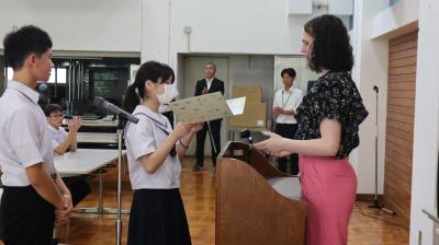 全校生徒の色紙の贈呈