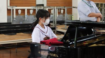 校歌の演奏　３年西尾さん