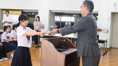漢字コンテストの表彰　生徒代表　３年二又さん