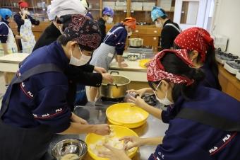 餅をこねています