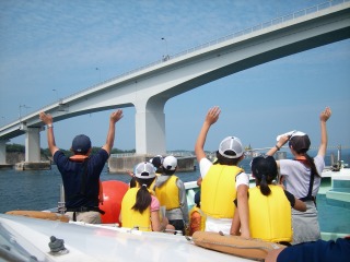 能登島大橋をくぐる