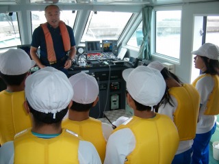 ブリッジで船長の説明